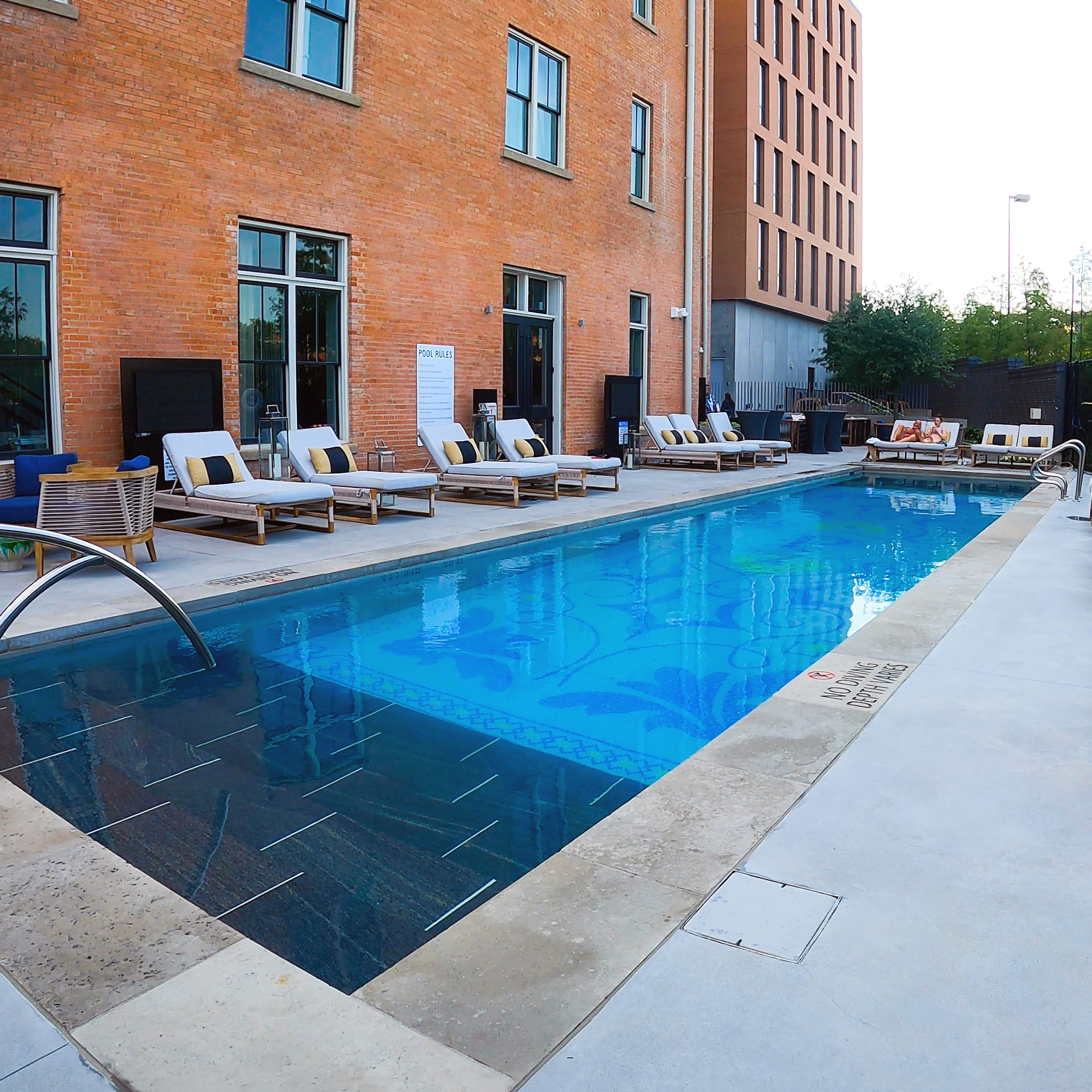 Schwimmbad mit Hubboden offen